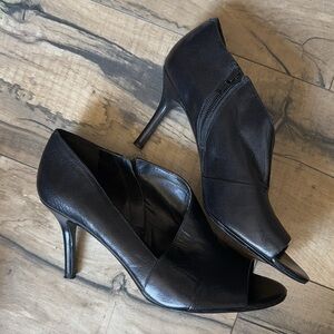 Nine West Black leather peep toe pumps